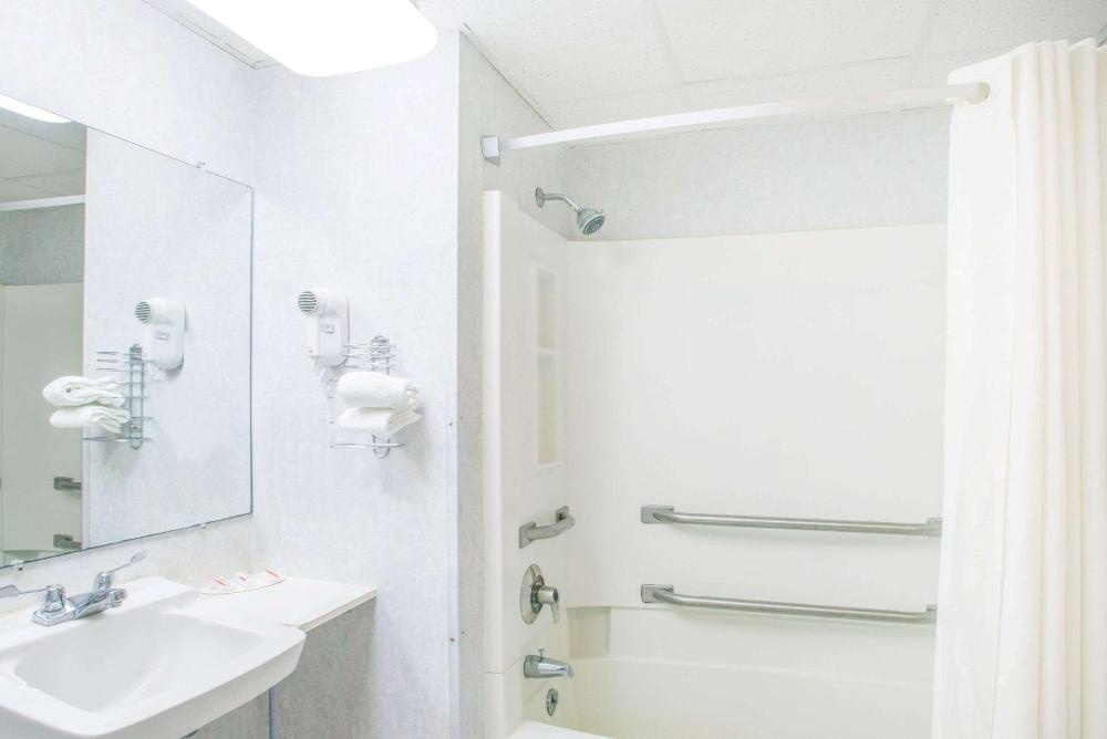 Super 8 by Wyndham Plattsburgh